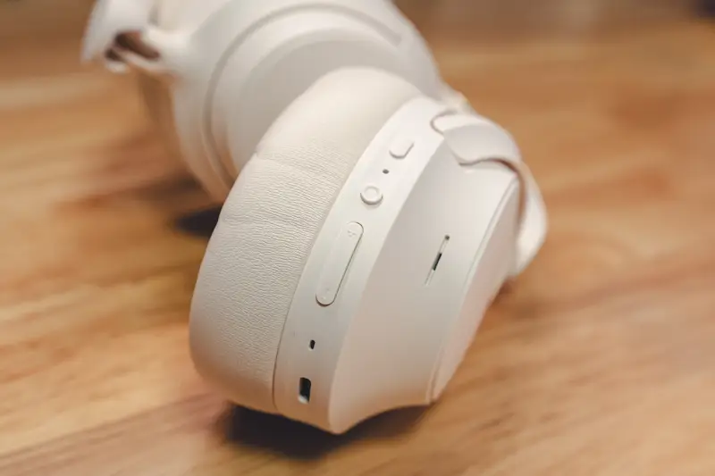 QCY H3sの右イヤーカップを拡大した写真 コネクタやボタンが集約されている