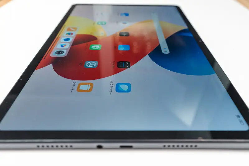 Redmi Pad 2 Pro本体を傾けた写真 液晶の視野角は広く、鮮やかに表示されている