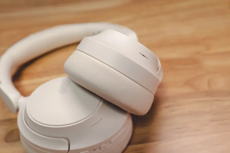 QCY H3sの左イヤーカップを拡大した写真 マイク穴以外、何も配置されていない