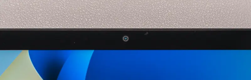 Redmi Pad 2 Proの淫カメラを拡大した写真 カメラホールは小さく目立たない