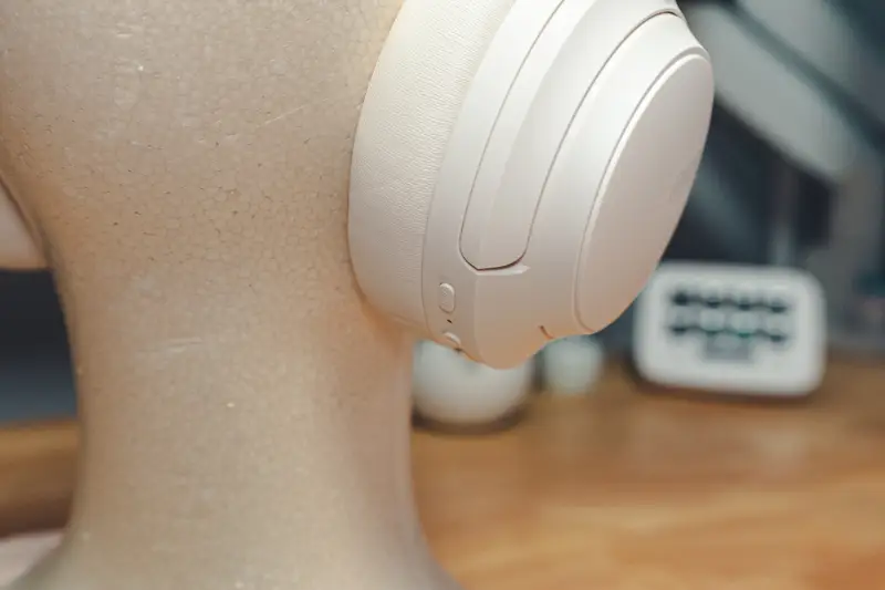 QCY H3sをマネキンに装着して右イヤーカップを拡大した写真 ボタンの位置が操作し易い位置にある