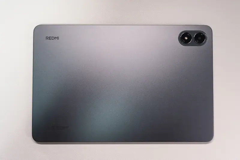 Redmi Pad 2 Pro本体裏面の写真 カメラ部分が目立つ