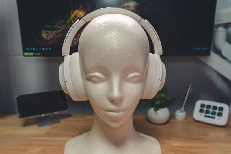 QCY H3sをマネキンに装着した写真 頭頂部、耳と3点でフィットしている