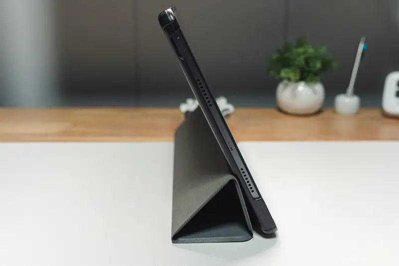 Redmi Pad 2 Pro本体を保護ケースに入れ、立たせた状態を側面から撮った写真