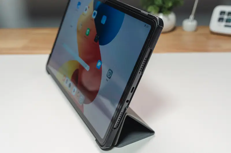 Redmi Pad 2 Pro本体を保護ケースに入れ、立たせた状態を側面から撮った写真 スピーカーなど問題なく空いている