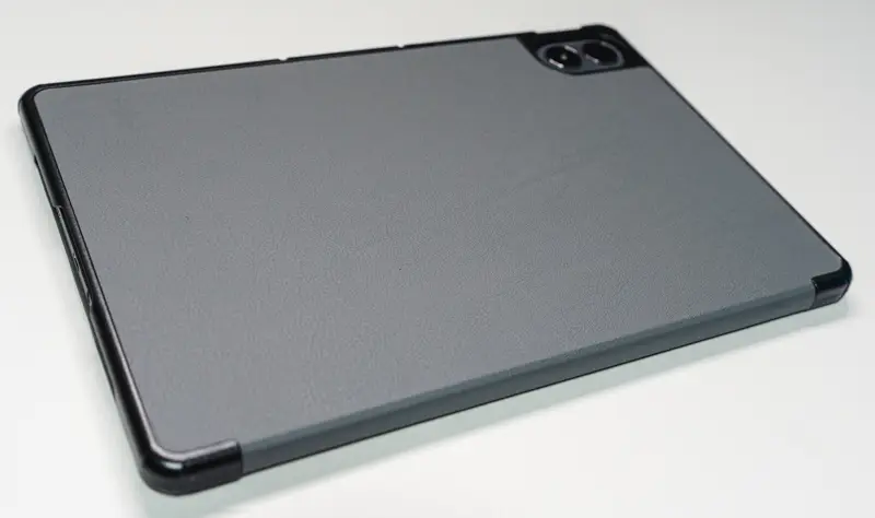 Redmi Pad 2 Pro本体を保護ケースに入れた写真 裏面はカメラ部分が空いている