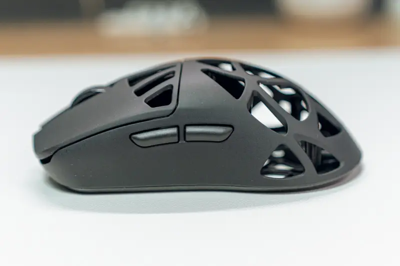 Epomaker Carbon Xマウス本体左側面の写真