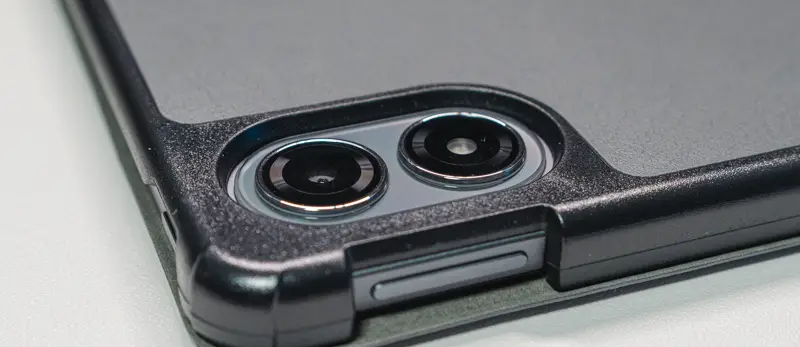 Redmi Pad 2 Pro本体を保護ケースに入れカメラ部分を拡大した写真 カメラの段差が無くなりフラットになっている