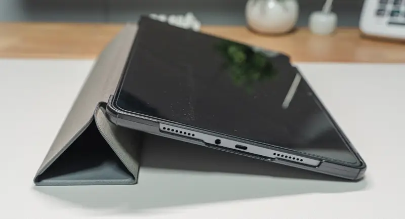 Redmi Pad 2 Pro本体を保護ケースに入れ、寝かせた状態を側面から撮った写真