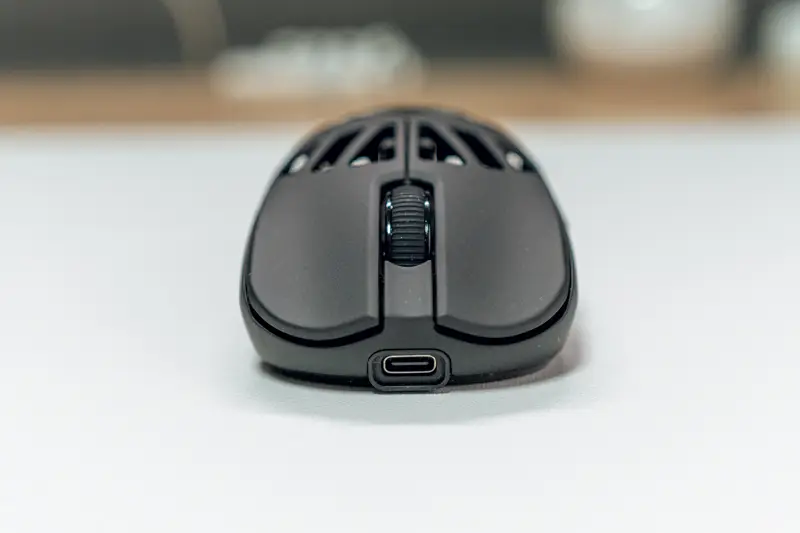 Epomaker Carbon Xマウス本体正面の写真