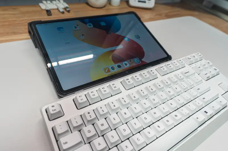 Redmi Pad 2 Pro本体を保護ケースに入れ、寝かせた状態 キーボードと合わせて表示している