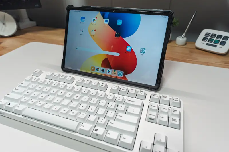 Redmi Pad 2 Pro本体を保護ケースに入れ、立たせた状態 キーボードと合わせて表示している