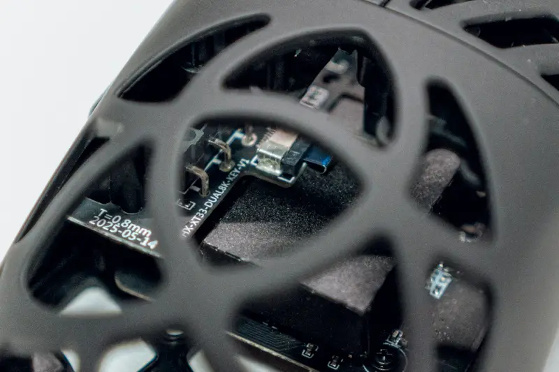 Epomaker Carbon Xマウス本体の写真 内部基板にフォーカスしている
