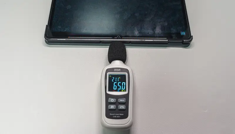 Redmi Pad 2 Proのスピーカー出力を50%にして騒音計で測定している 表示値は65.0db