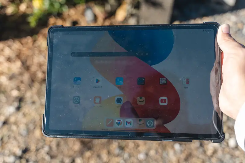 Redmi Pad 2 Pro本体を日光降り注ぐ屋外で撮った写真