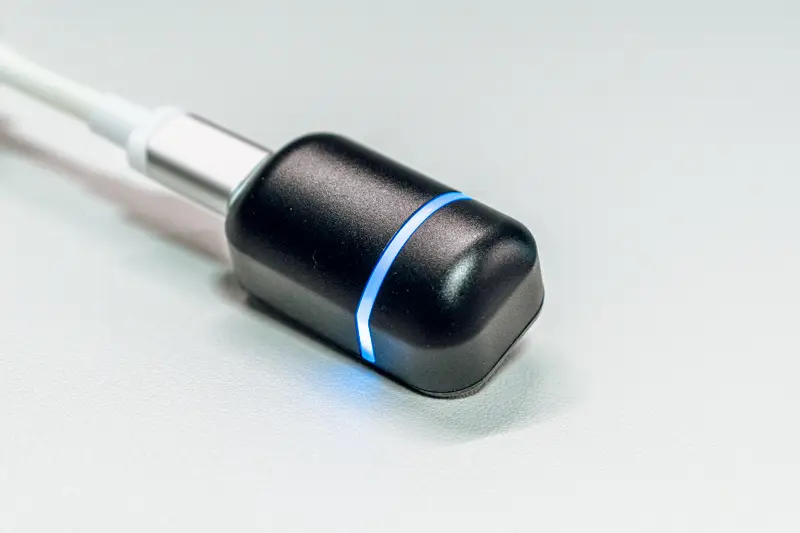Epomaker Carbon XのUSBレシーバーの写真 PC接続時は中間部が青色に光る
