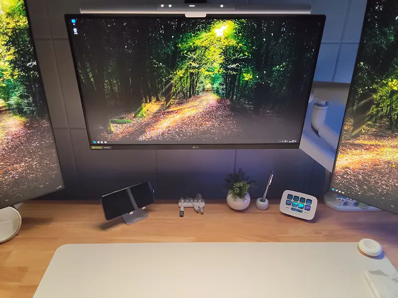 Redmi Pad 2 Proのアウトカメラでデスクを撮影した写真 照明を消灯しているので暗所にノイズが目立つ