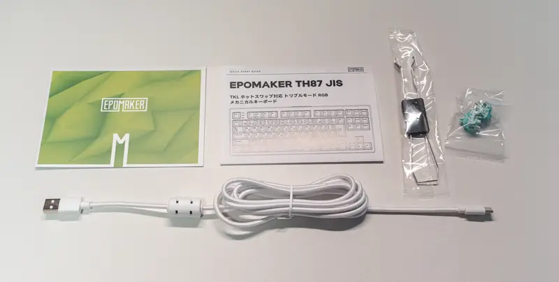 Epomaker TH87 JISの付属品の写真 ケーブルは本体と同じ白色