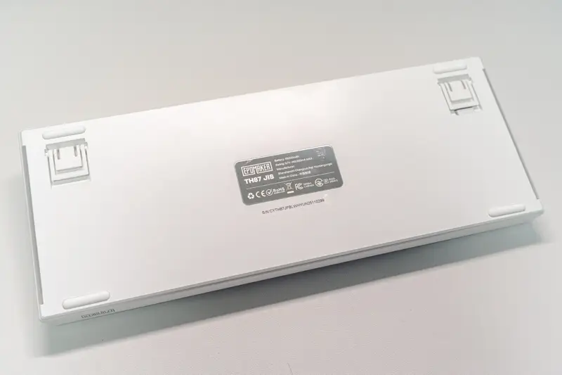 Epomaker TH87 JIS本体の裏面写真 プレートは金属製