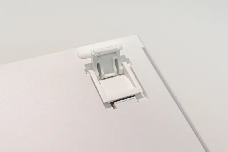 Epomaker TH87 JISのチルトスタンドを拡大した写真 1段階目