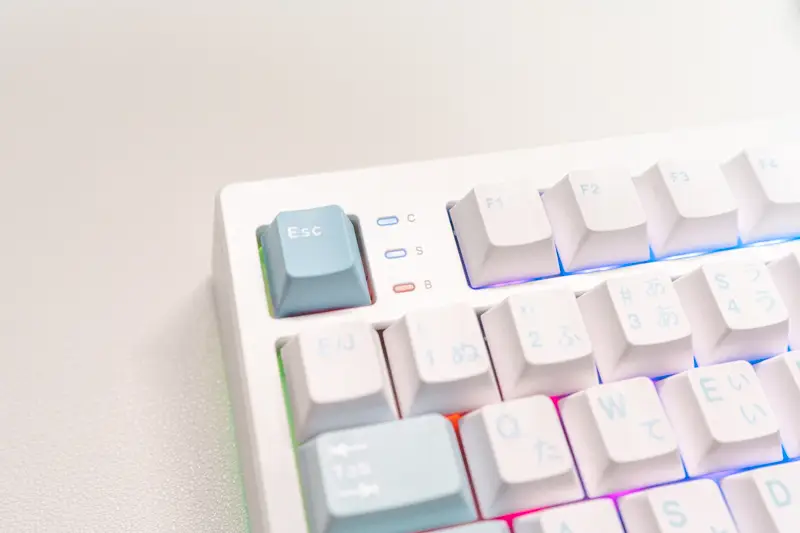 Epomaker TH87 JISのインジケータ部分を拡大した写真 S,C,B3種類のインジケータが配置されている