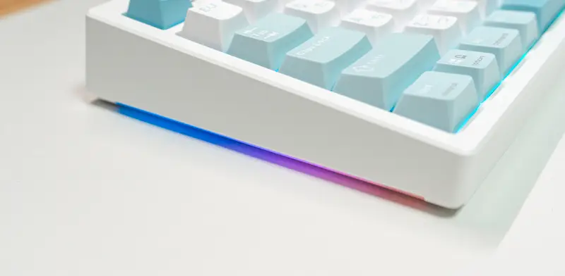 Epomaker TH87 JISの側面のライティング部分を拡大した写真 デスクに反射して間接照明のように光っている